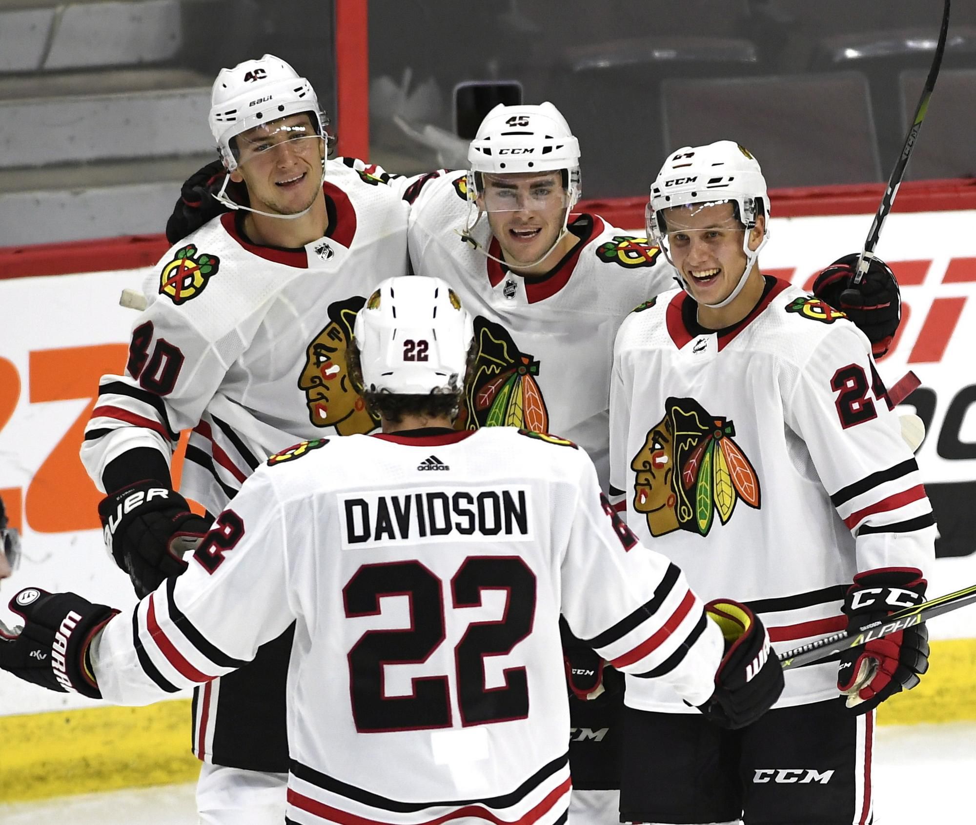 Brandon Davidson, Luc Snuggerud, Dominik Kahun a John Hayden z Chicaga Blackhawks sa tešia z gólu