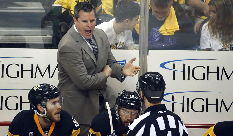 Tréner Penguins Mike Sullivan v ostrej výmene názorov s rozhodcom Wesom McCauleyom