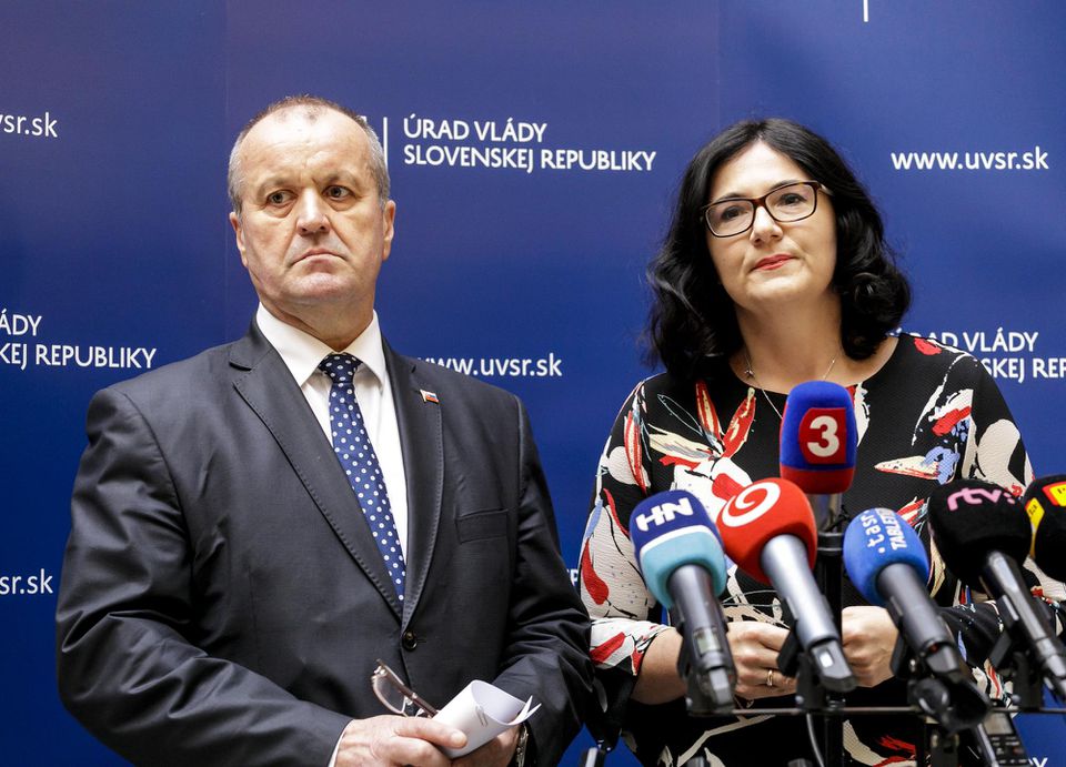 Minister obrany SR Peter Gajdoš (SNS) a ministerka školstva, vedy, výskumu a športu SR Martina Lubyová