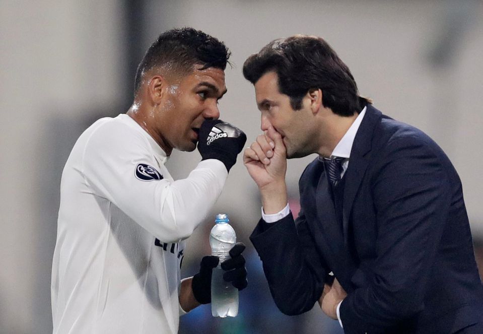 Santiago Solari a hráč Realu Madrid Casemiro.