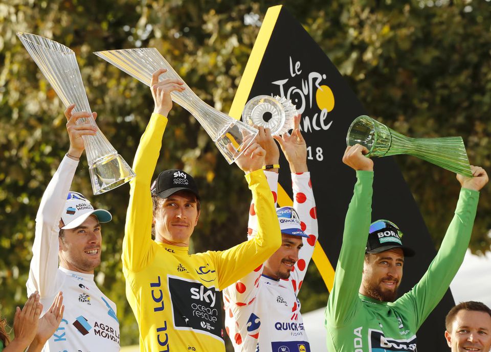 Na snímke víťazi v jednotlivých súťažiach - v žltom drese celkový víťaz Brit Geraint Thomas zo stajne Sky (druhý zľava), v bodkovanom drese  najlepší vrchár Francúz  Julian Alaphilippe (tretí zľava), v zelenom drese najlepší šprintér Slovák Peter Sagan (d