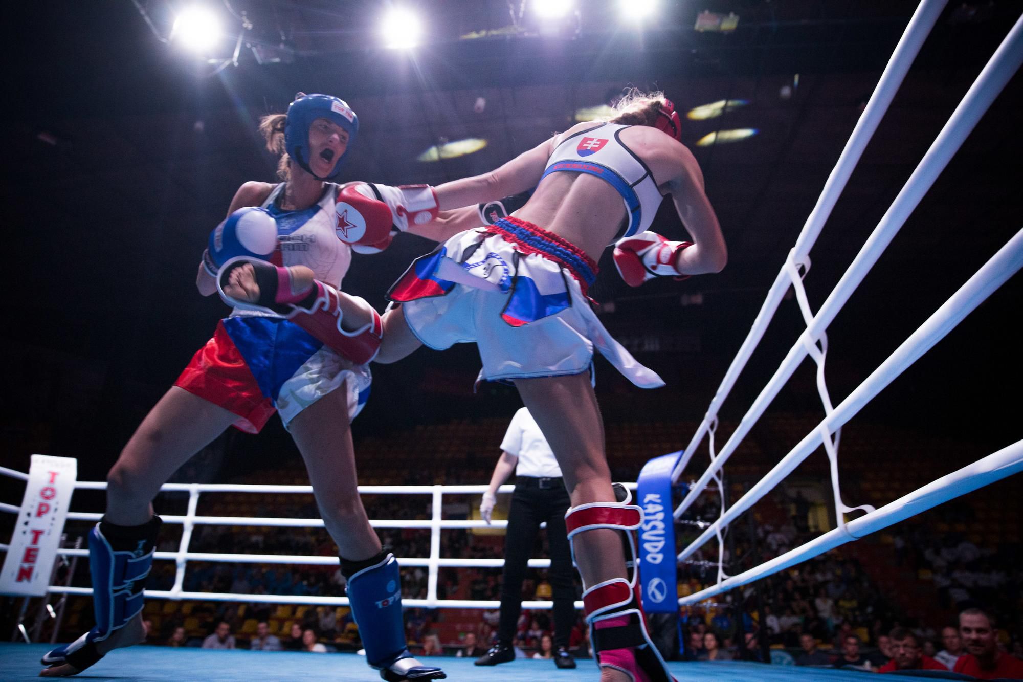 Monika Chochlíková zo Slovenska a Michaela Kerlehová z Českej republiky počas zápasu majstrovstiev Európy (ME) v kickboxe organizácie WAKO v kategórii K1.