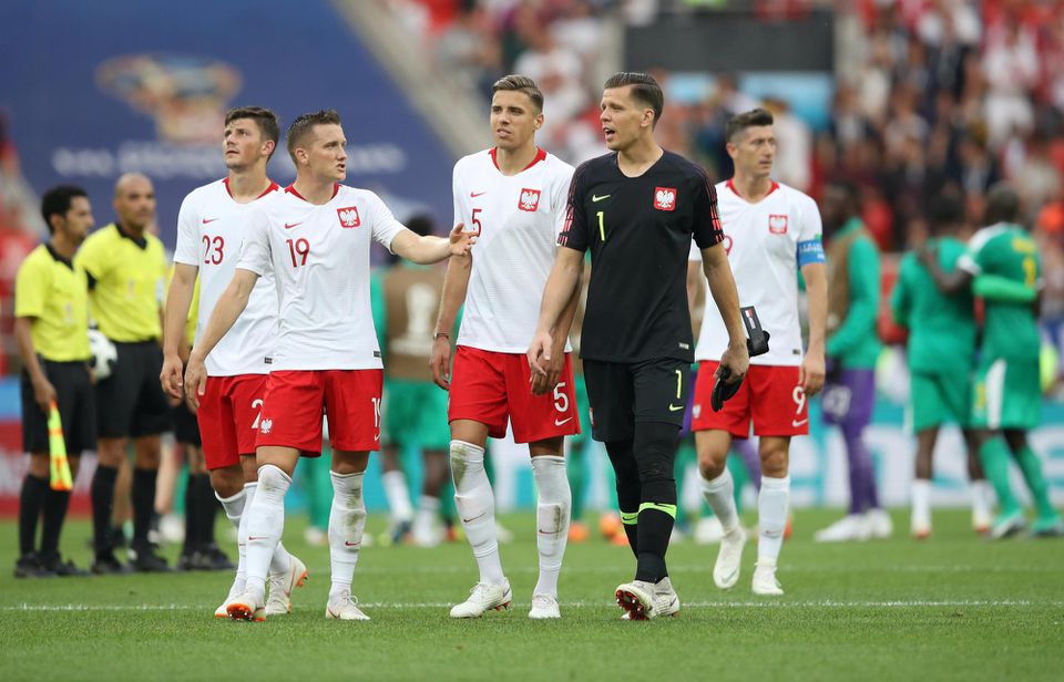 Sklamaní futbalisti Poľska po prehre so Senegalom.