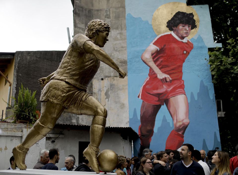 V Buenos Aires odhalili prvú sochu legendárneho futbalistu Diega Maradonu.