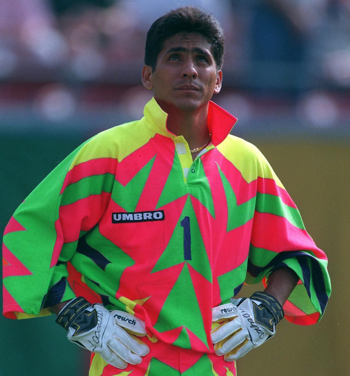 Jorge Campos v jednom zo svojich typických pestrofarebných dresov.