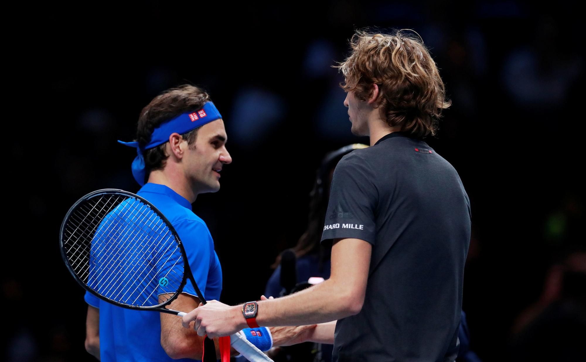 Alexander Zverev a Roger Federer po semifinále ATP Finals