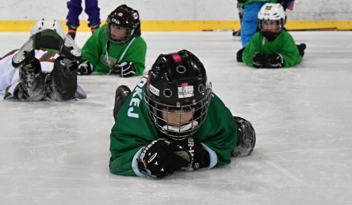 Detský hokejový tréning.