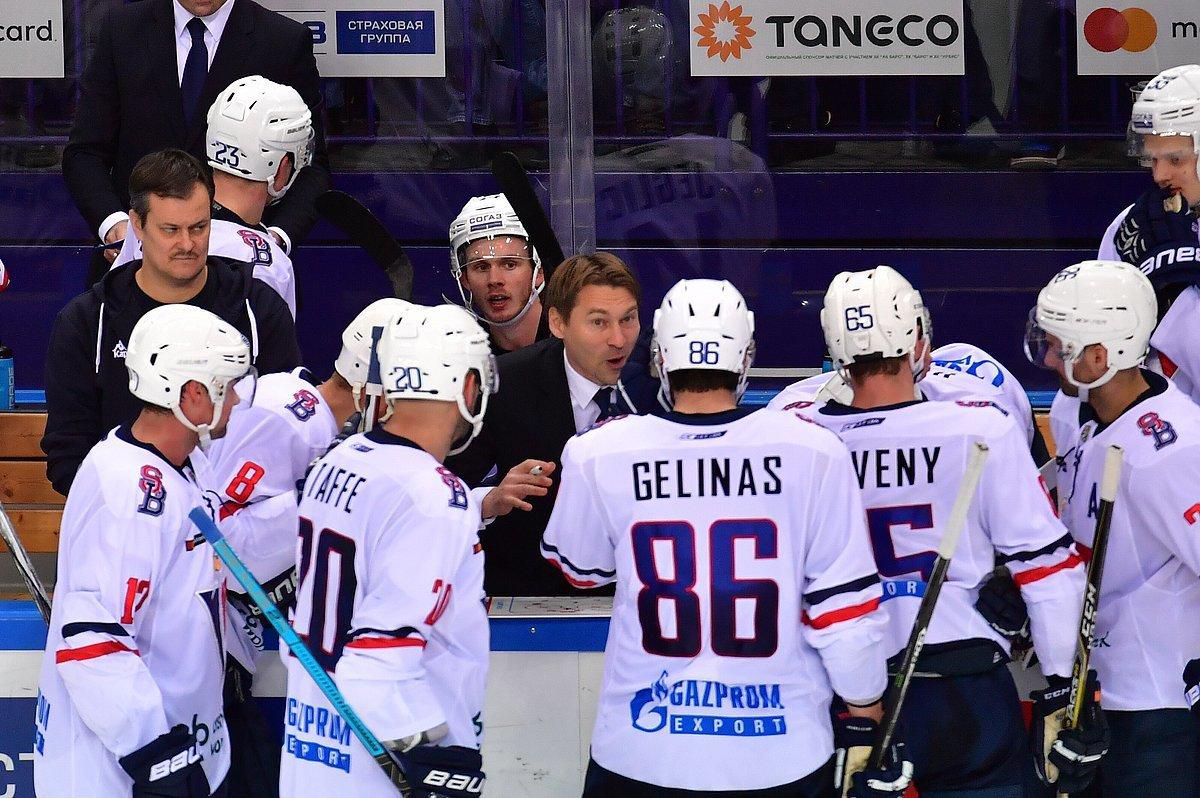 Hráči HC Slovan s trénerom Vladimírom Országhom.