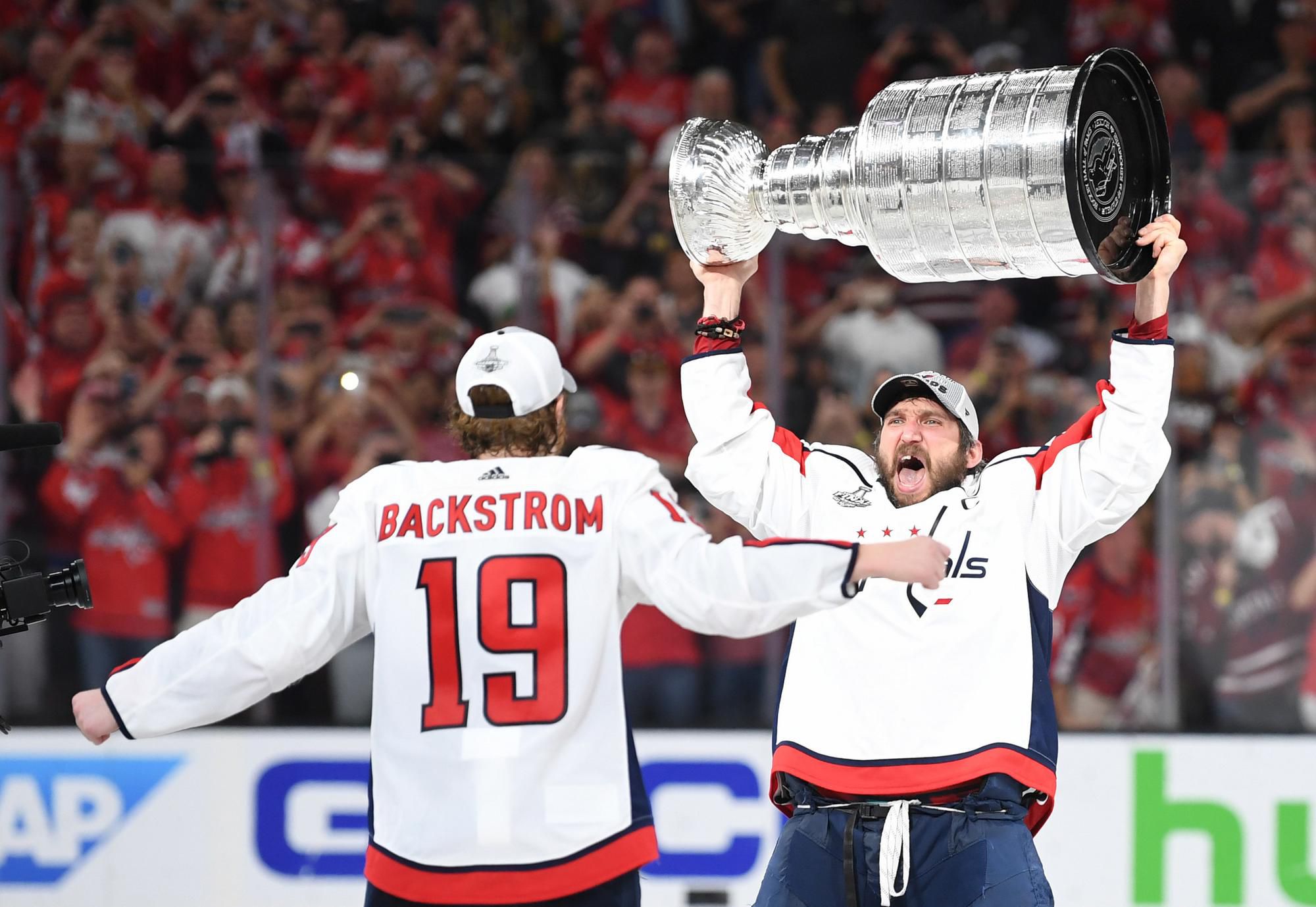 Hráči Washingtonu Capitals oslavujú zisk Stanleyho pohára.