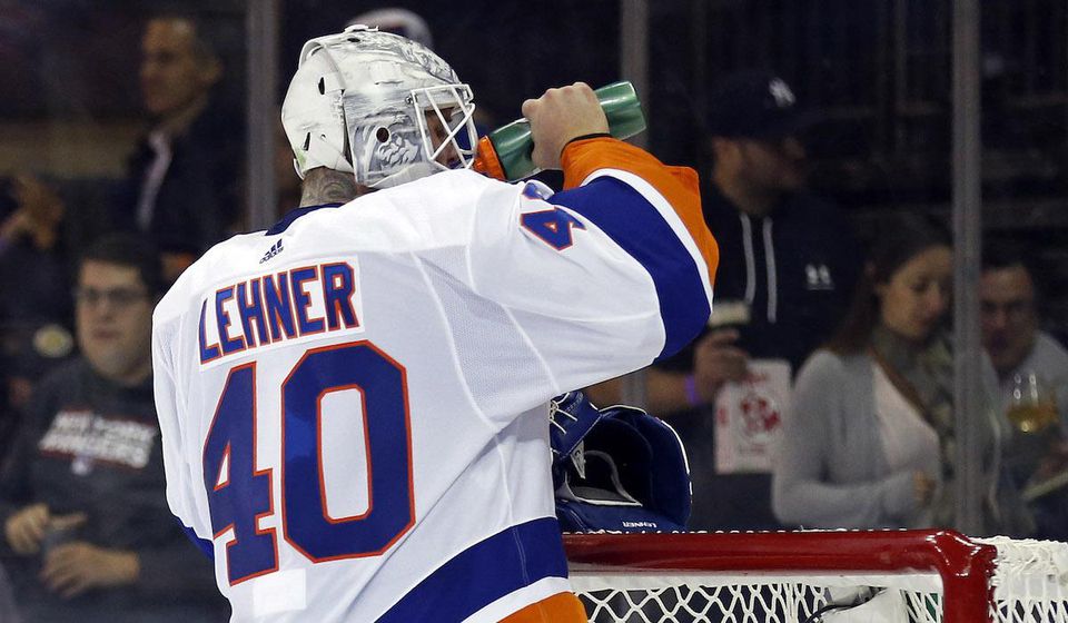 Robin Lehner (New York Islanders) sa občerstvuje počas prerušenia hry.