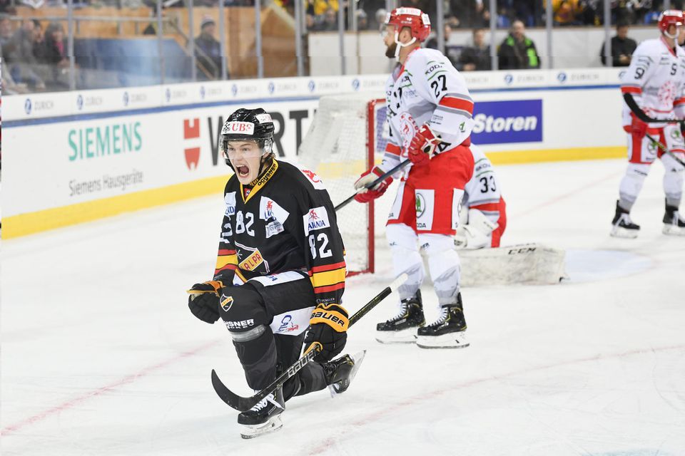 Alexander Ruuttu (vľavo) oslavuje úvodný gól do bránky Třinca v zápase hokejového turnaja Spenglerov pohár medzi KalPa Kuopio Hockey Oy - HC Oceláři Třinec.