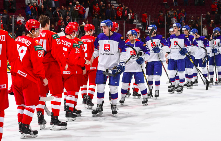 Slovenskí hokejisti do 20 rokov po prehre s Ruskom.