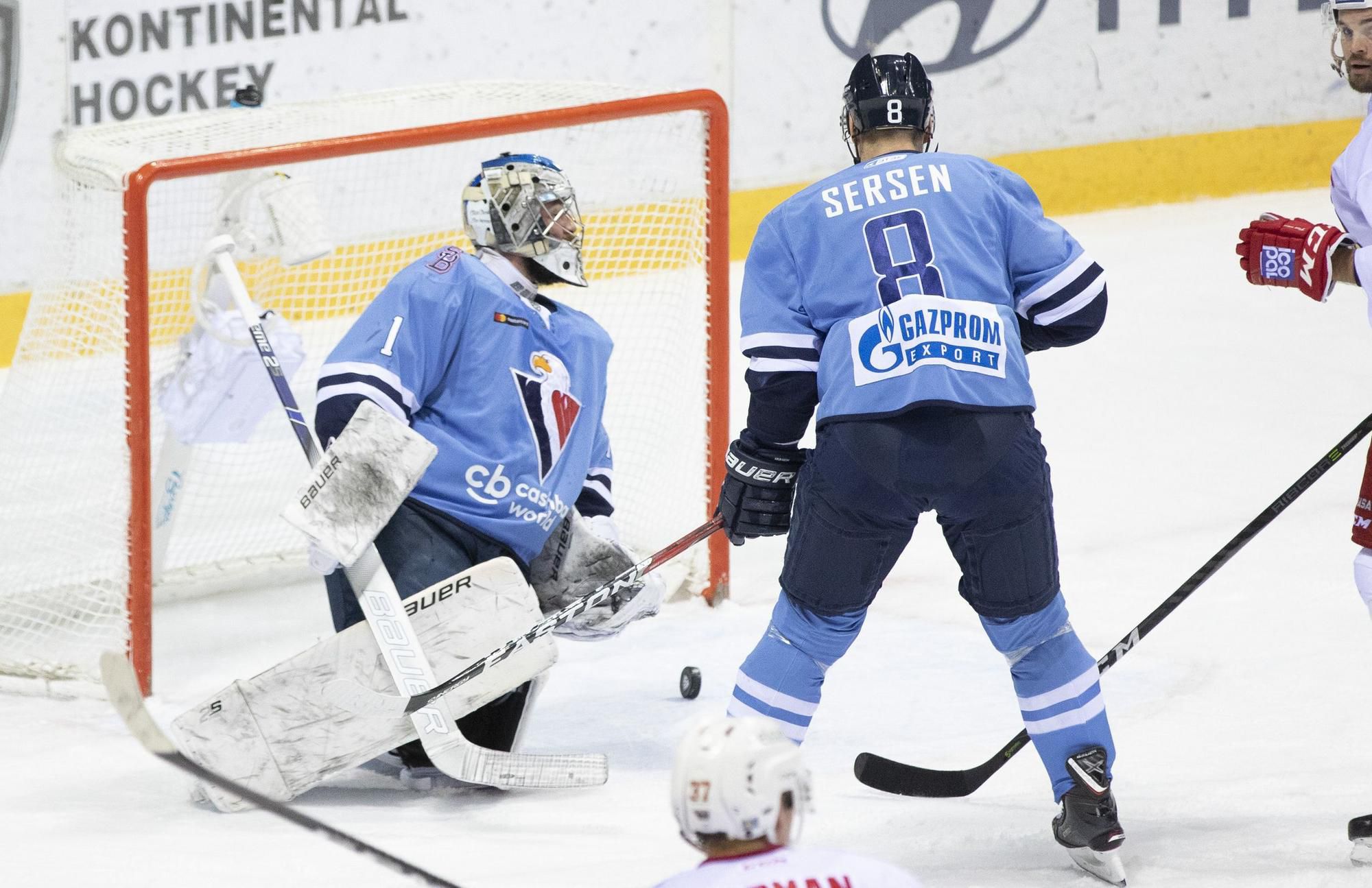 Brankár Marek Čiliak a Michal Sersen z HC Slovan Bratislava