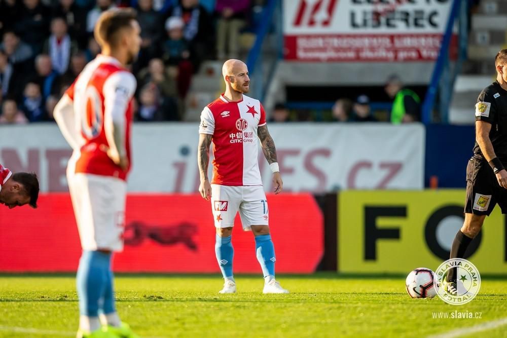 Miroslav Stoch sa pripravuje na priamy kop.