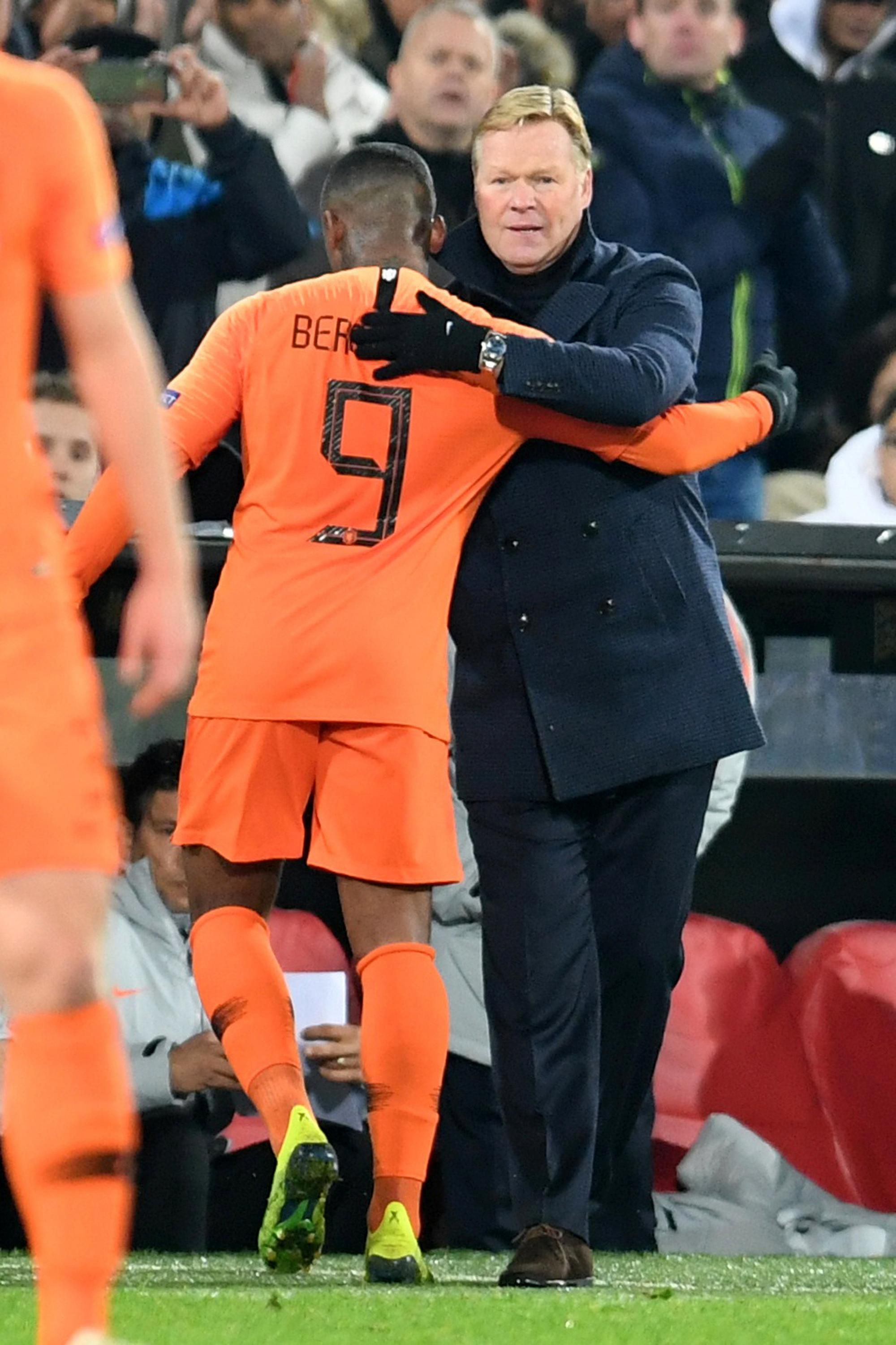 Steven Bergwijn a tréner Ronald Koeman.