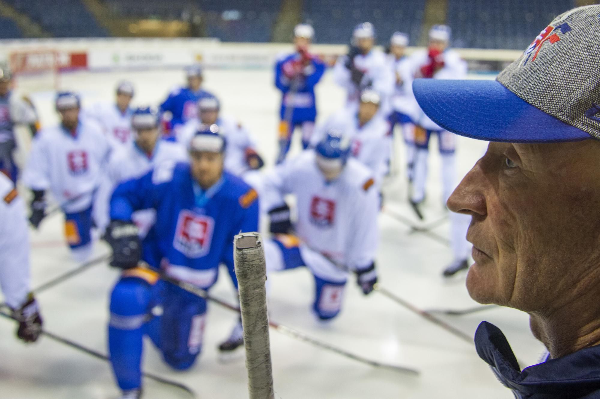 Tréner Craig Ramsay (vpravo) a slovenskí hokejoví reprezentanti počas tréningu.