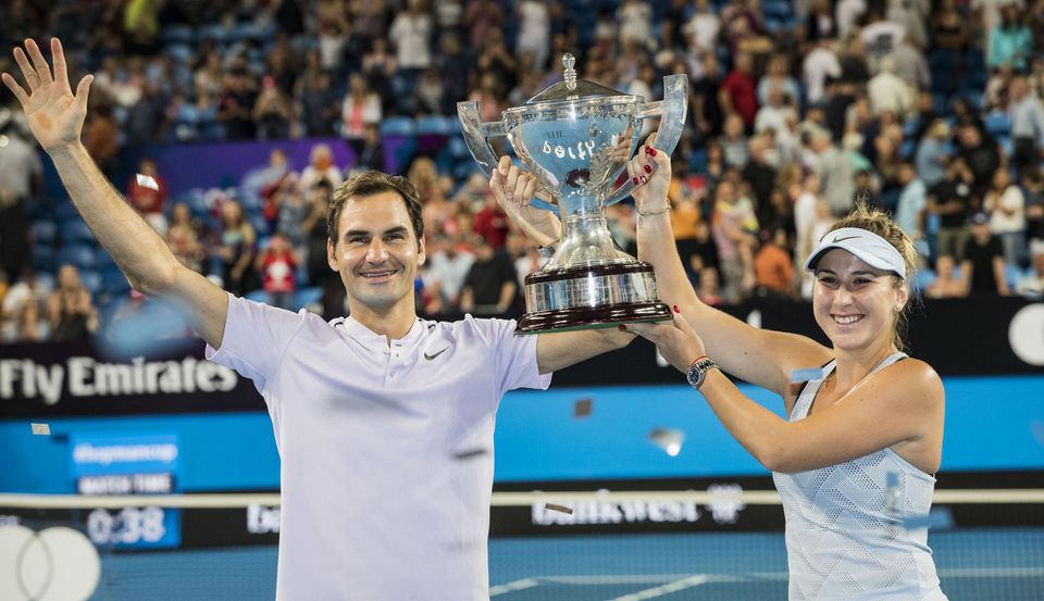 Roger Federer a Belinda Bencicová s víťaznou trofejou vo finále Hopmanovho pohára 2018
