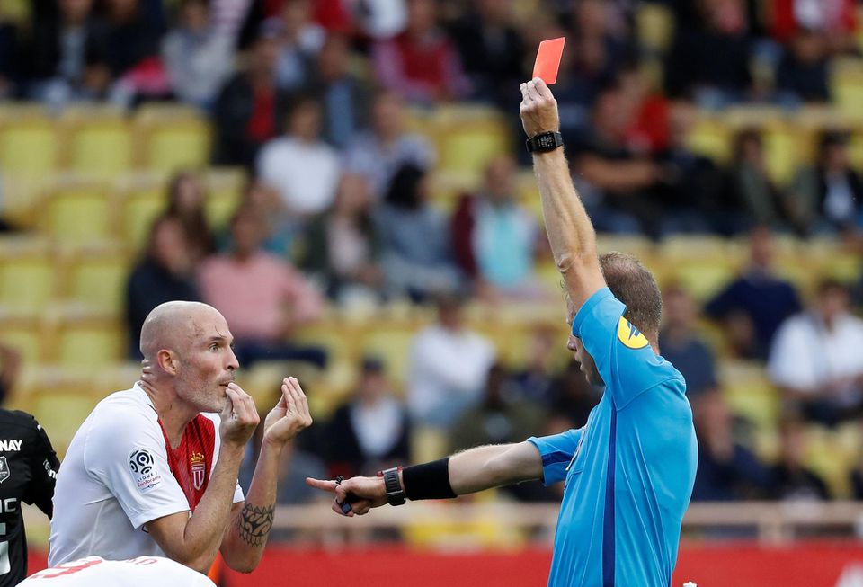 Hráč AS Monako Andrea Raggi dostal červenú kartu od rozhodcu.