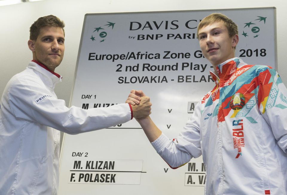 Martin Kližan (vľavo) a bieloruský reprezentant Alexander Zgirovskij