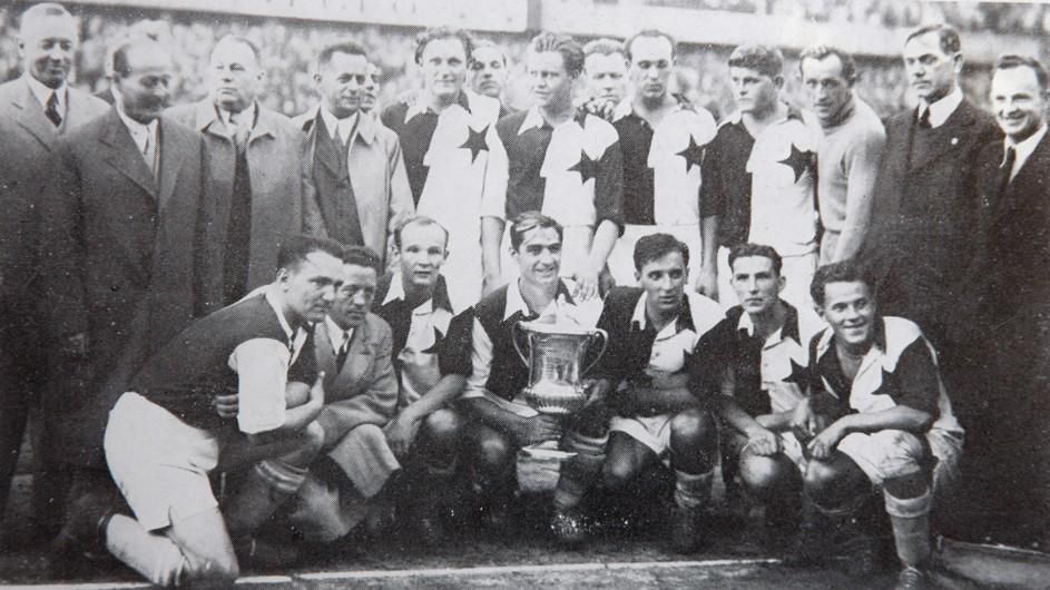 Víťazom Stredoeurópskeho pohára 1938 sa stala Slavia, trofej drží Ferdinand Daučík. Slovenský kapitán slávneho českého klubu.