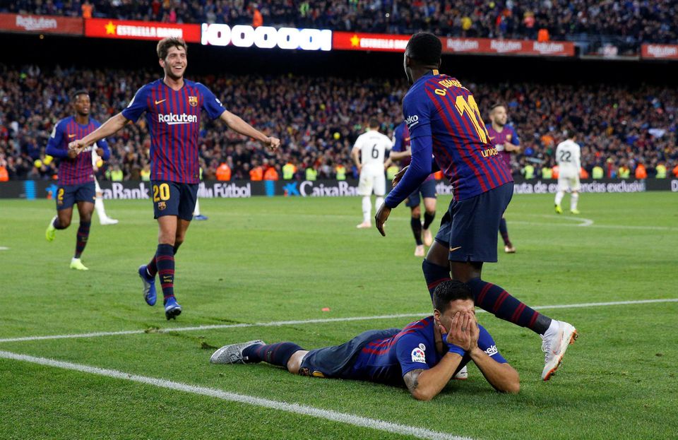 Futbalisti Barcelony oslavujú gól do siete Realu