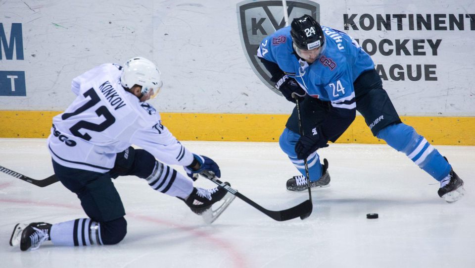 Sergej Koňkov z Admiral Vladivostok a Kyle Chipchura z HC Slovan Bratislava.