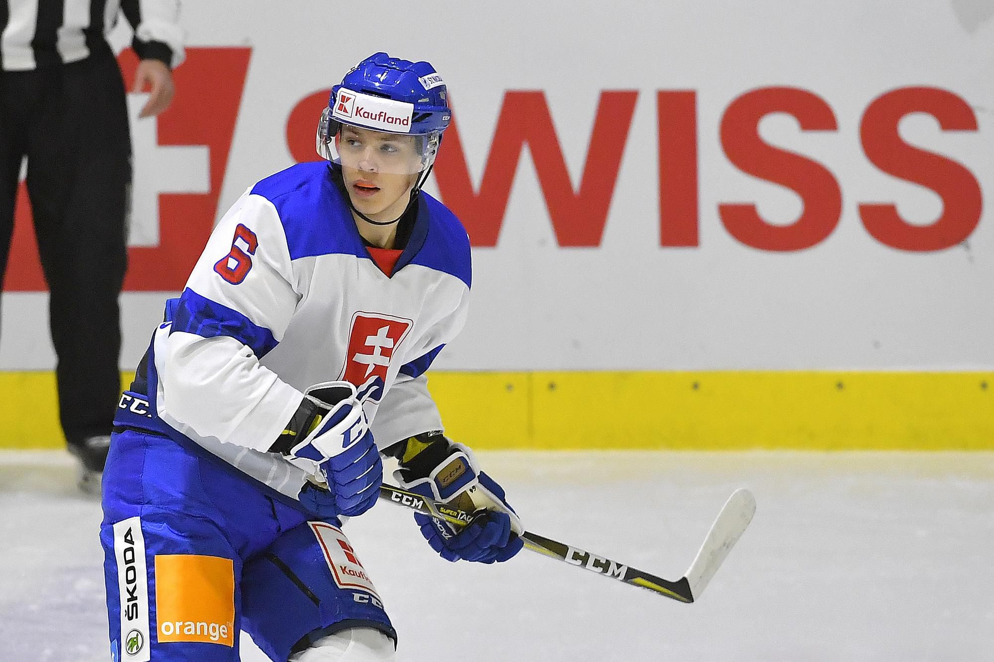 Patrik Koch (Slovensko) v zápase hokejového turnaja Švajčiarskeho pohára.