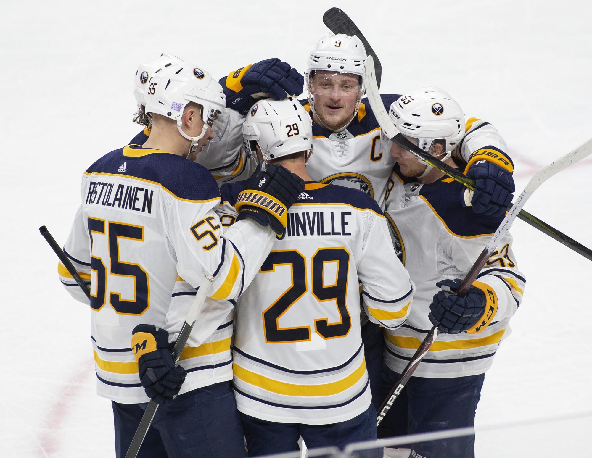 Radosť hráčov Buffala: Jason Pominville (29), Rasmus Ristolainen (55), Jack Eichel (9) a Jeff Skinner (53).