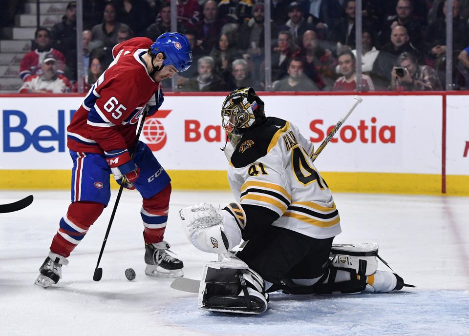 Jaroslav Halák (Boston Bruins) vychytal nájazd Andrewho Shawa (Montreal Canadiens).