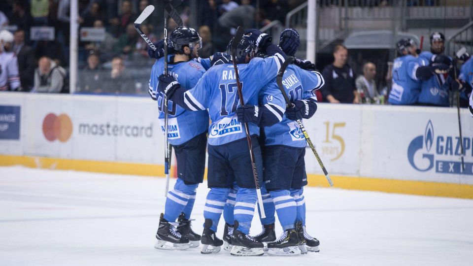 Radosť hráčov HC Slovan Bratislava po strelenom góle počas hokejového zápasu Kontinentálnej hokejovej ligy (KHL).