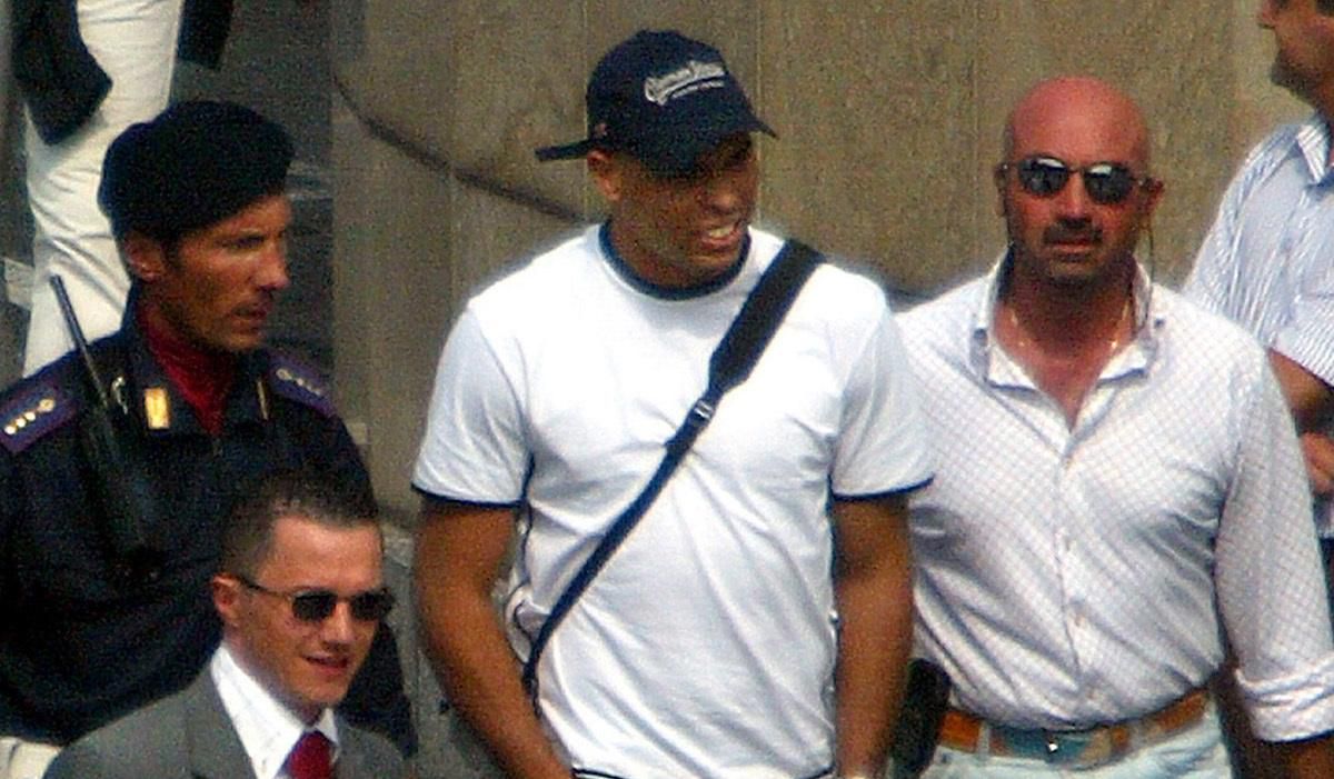 Ronaldo v sprievode ochranky na milánskom letisku.