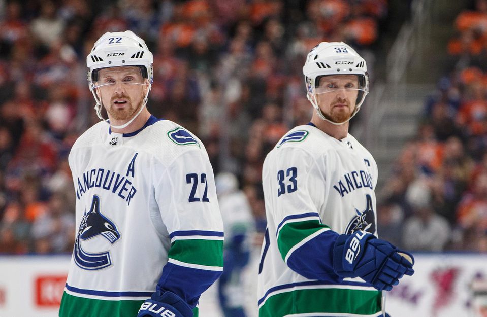 Hokejisti Vancouveru Canucks bratia  Daniel Sedin (22) a Henrik Sedin (33).