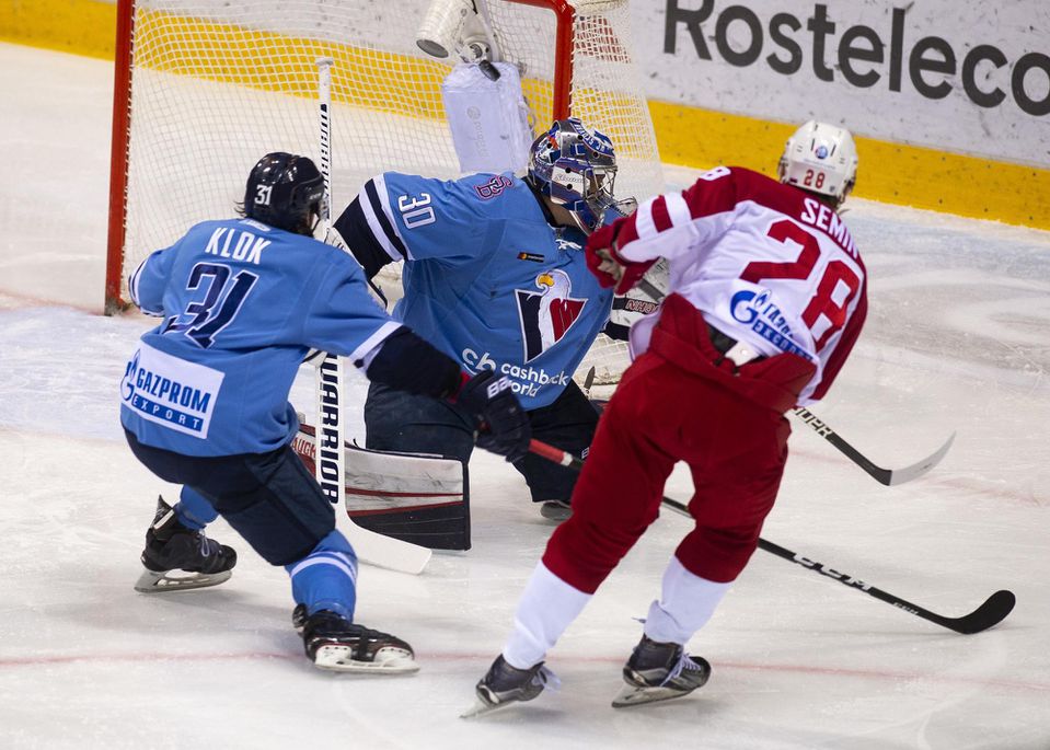 Hráč Viťaza Podoľsk Alexander Semin (vpravo) strieľa gól v zápase Kontinentálnej hokejovej ligy (KHL).
