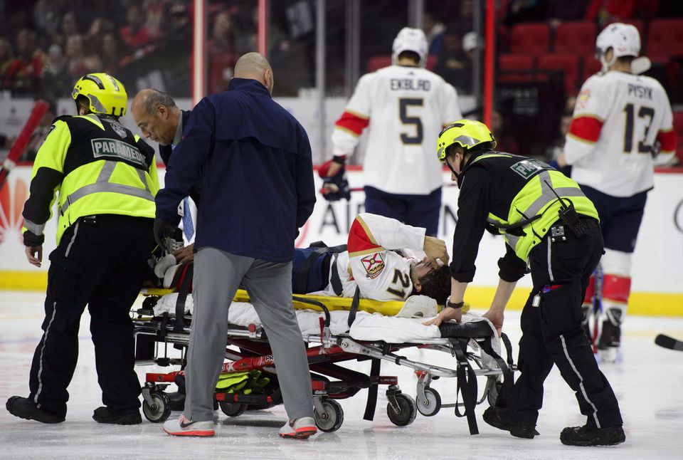 Hokejistu Floridy Panthers Vincenta Trocheka odvážajú na nosidlách v zápase zámorskej hokejovej NHL Ottawa Senators - Florida Panthers