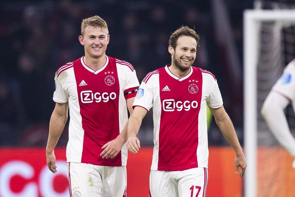 Vysmiati hráči Ajaxu Amsterdam.
