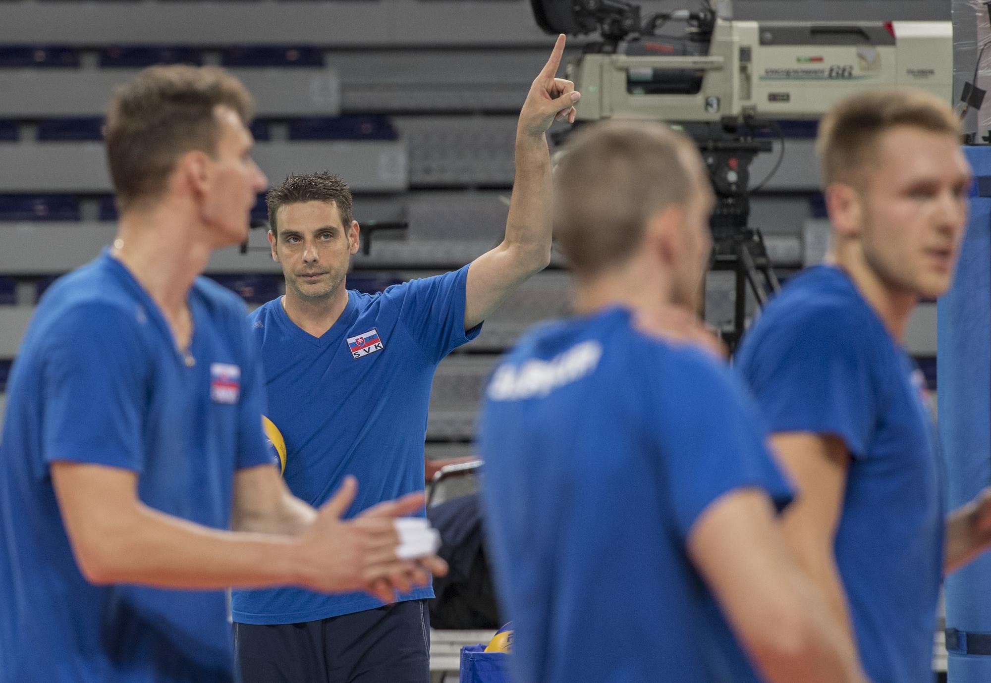 Tréner Andrej Kravárik počas tréningu na majstrovstvách Európy vo volejbale mužov.