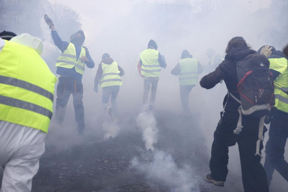 Situácia v Paríži  počas protestov proti zvyšovaniu cien pohonných látok a znižovaniu životnej úrovne v sobotu 24. novembra 2018.