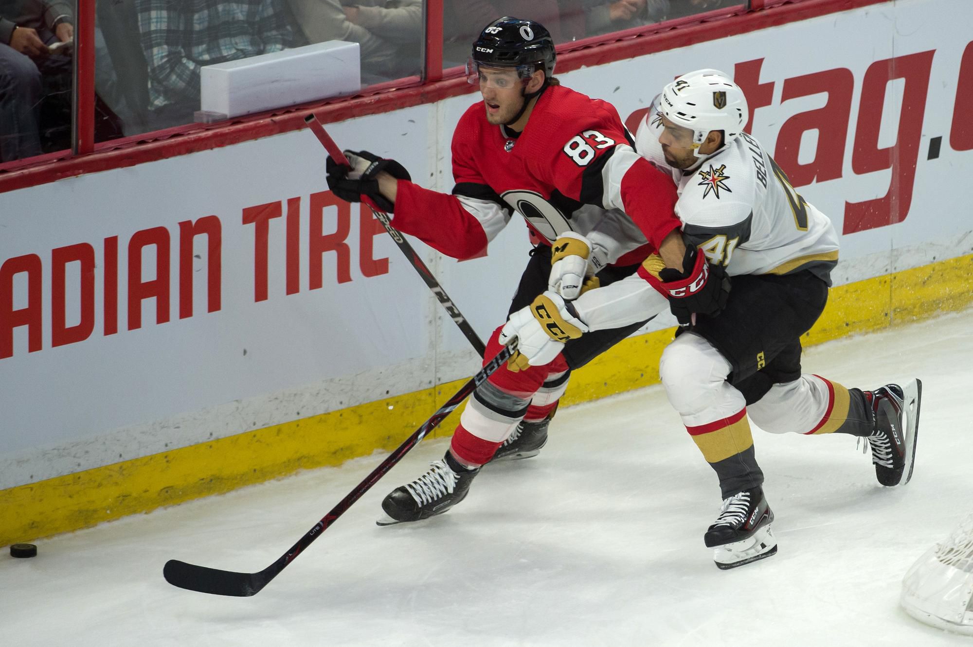 Christián Jaroš v súboji s hráčom Vegas Golden Knights.