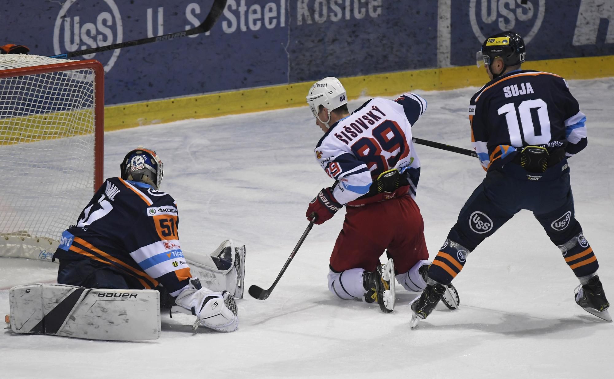 Peter Šišovský (Zvolen) strieľa tretí gól v zápase HC Košice - HKM Zvolen.
