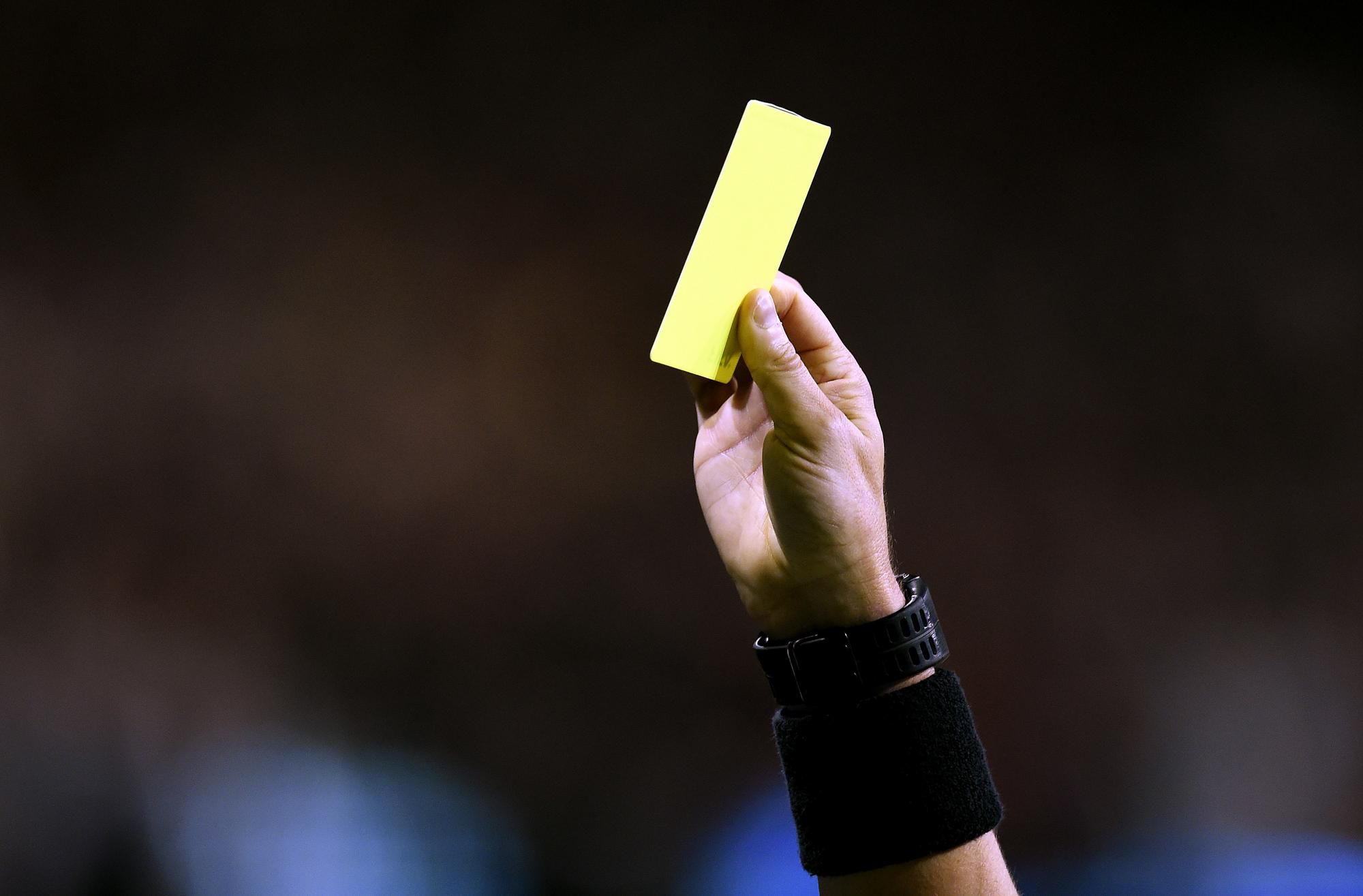 Futbalový rozhodca žltá karta.