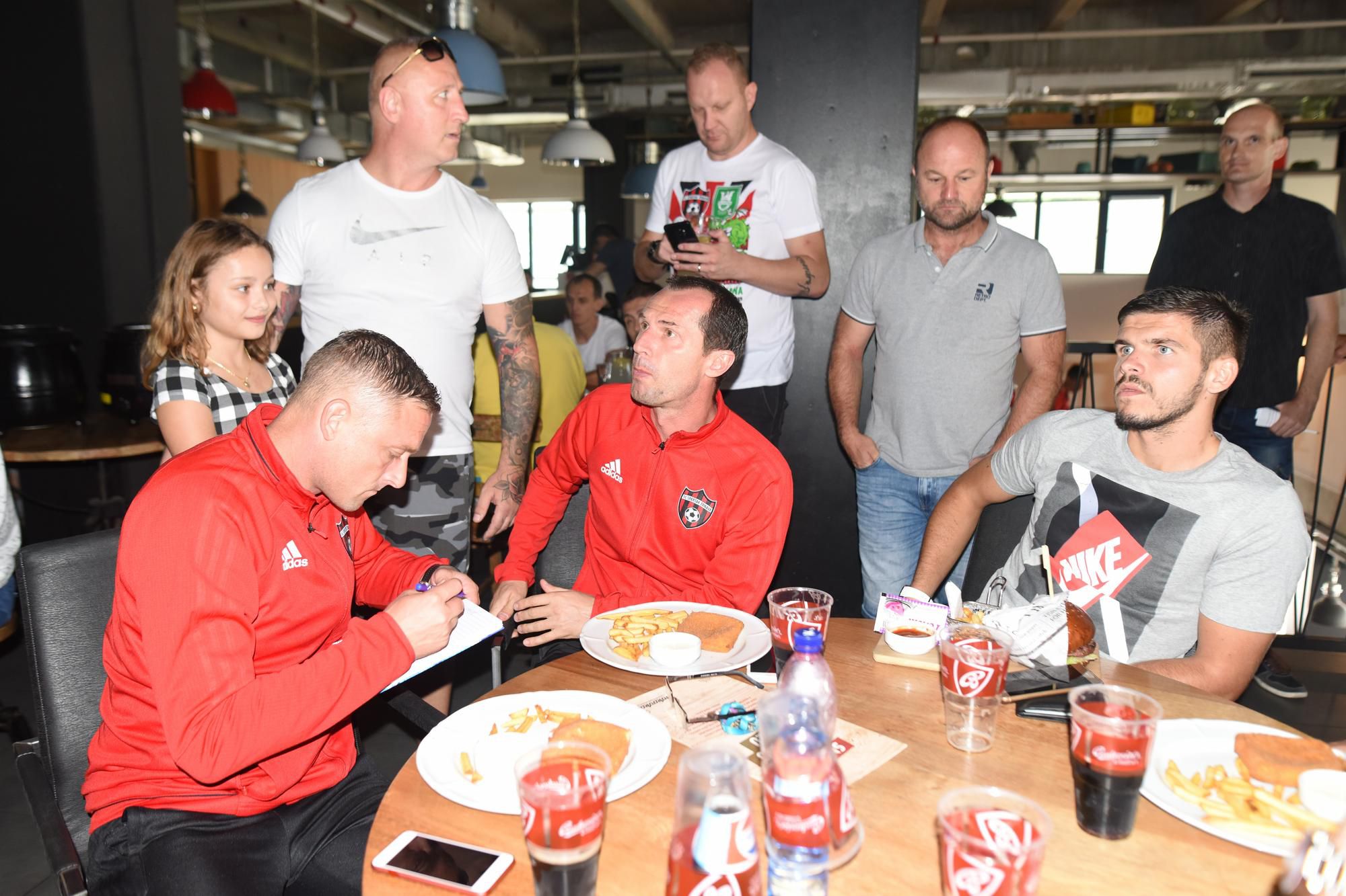 Vedenie a realizačný tím Spartaku Trnava počas žrebu skupinovej fázy Európskej ligy