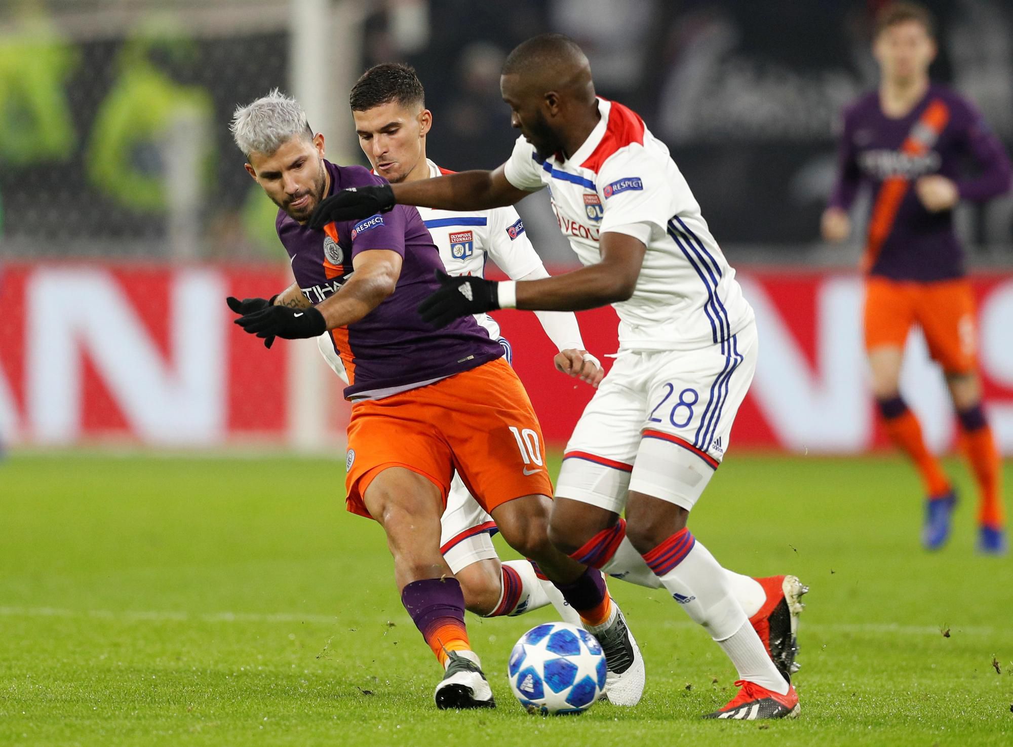 Sergio Aguero (Manchester City) v súboji s hráčom Olympique Lyon.