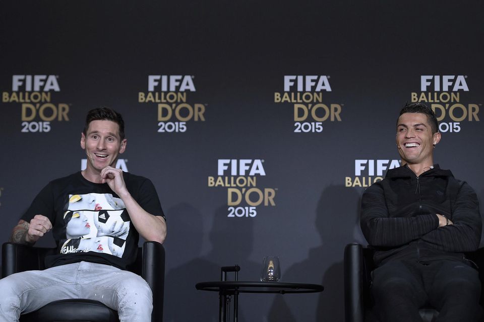 Lionel Messi a Cristiano Ronaldo na tlačovej konferencii pred galavečerom Zlatá lopta 2015