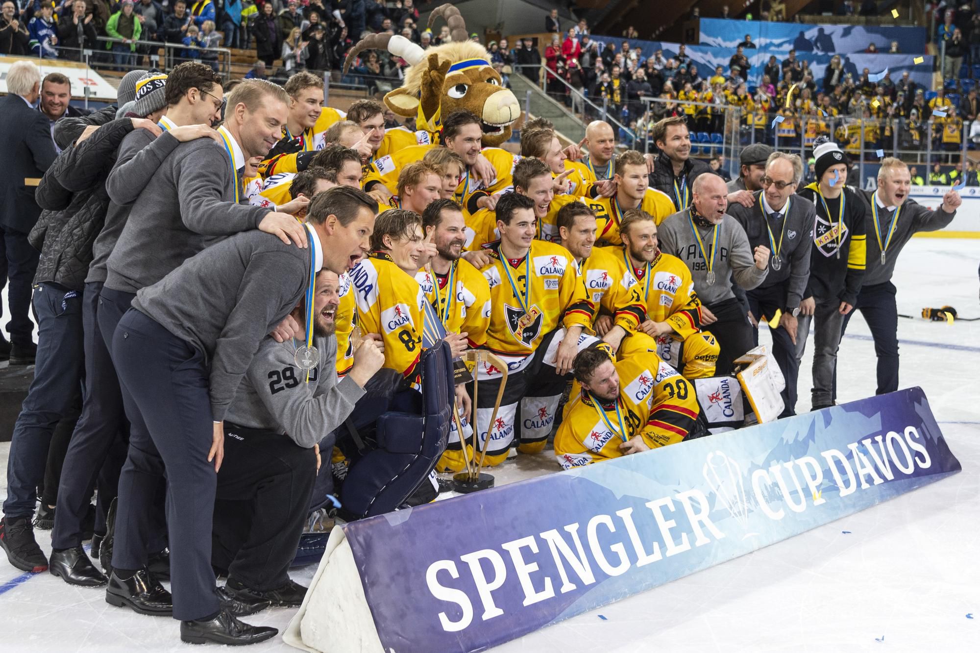 Hokejisti KalPa Kuopio sa radujú po víťazstve vo finále Spenglerovho pohára
