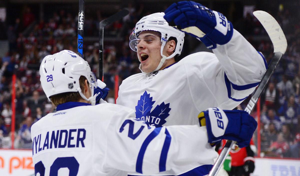 Auston Matthews sa teší z gólu s Williamom Nylanderom