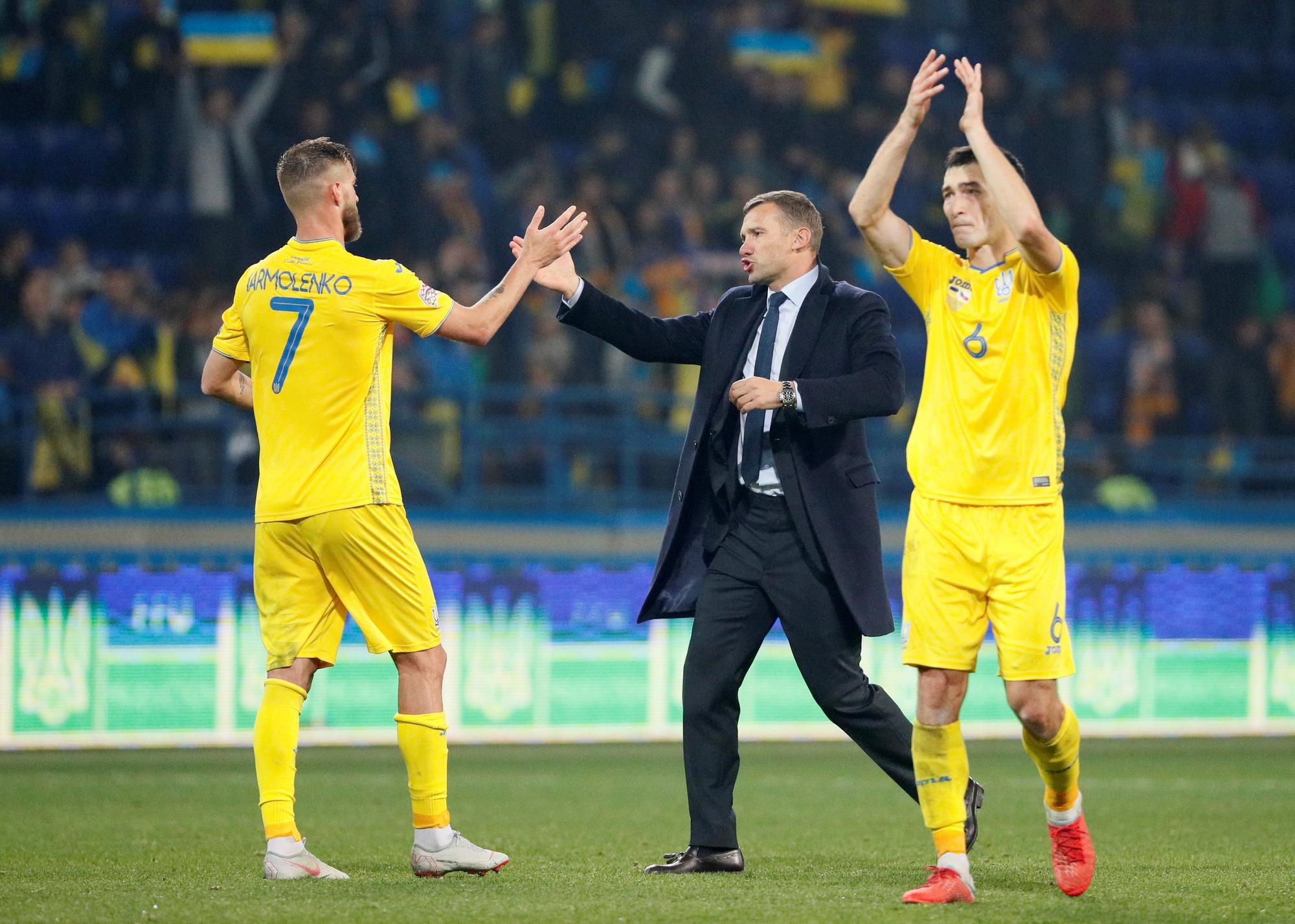 Andrej Ševčenko a hráči Ukrajiny.