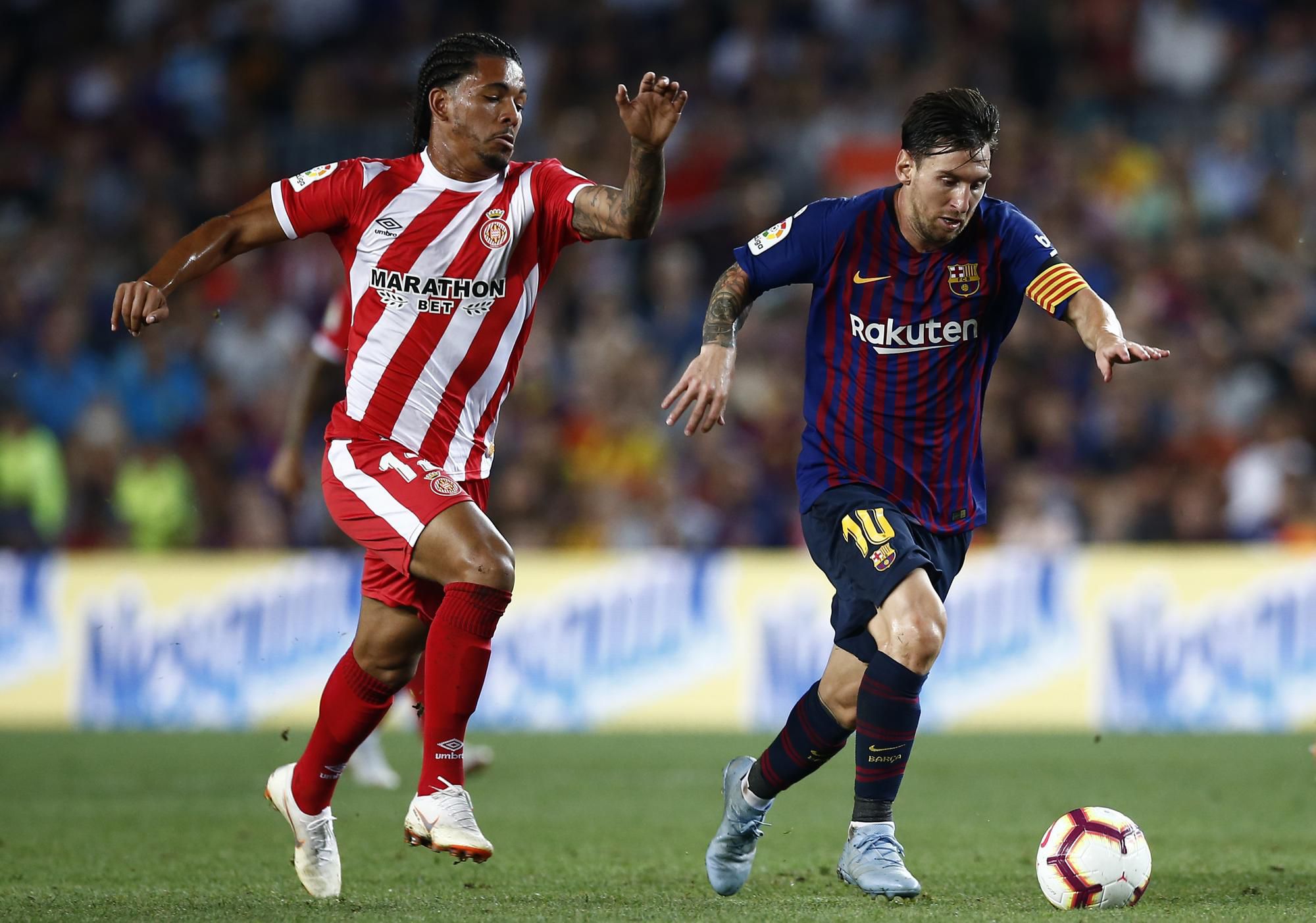 Lionel Messi (vľavo) z FC Barcelony a Douglas Luiz z Girony.