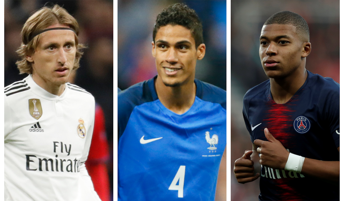 Luka Modrič, Raphael Varane a Kylian Mbappé (favoriti na Zlatú loptu 2018).