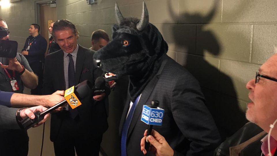 Tréner Nashvillu prehral stávku a nasadil si masku býka