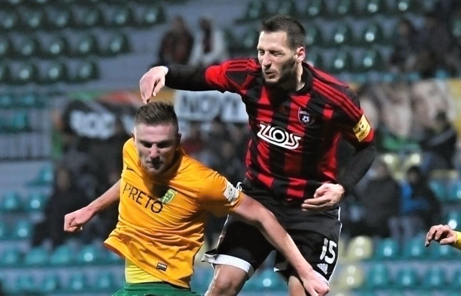 Milan Škriniar ešte v drese MŠK Žilina proti Milošovi Nikoličovi zo Spartaka Trnava (2015)